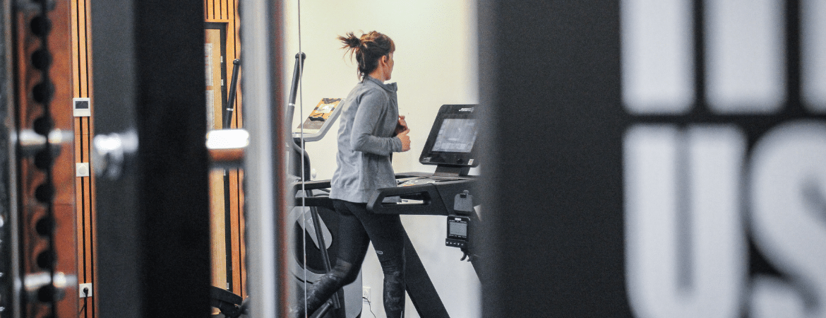 Un femme, faisant du sport dans une salle de fitness